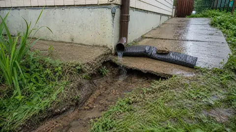 Водосточная труба льет под отмостку летом: как отвести воду после ливней
