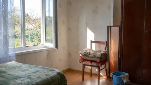 Запах в дачном доме после зимы: где искать сырость и как быстро проветрить помещение